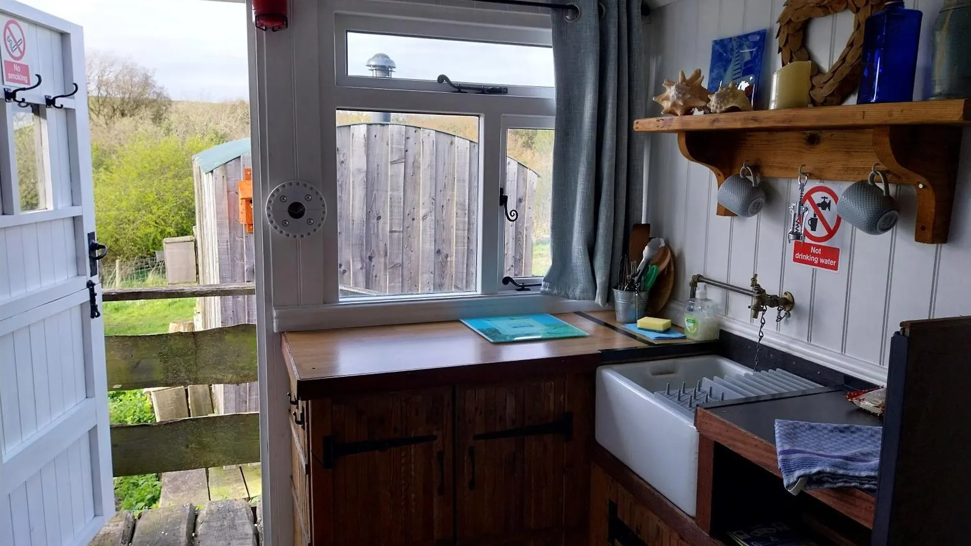 Meadowbeck - Shepherd Huts Fylingdales 캠프장