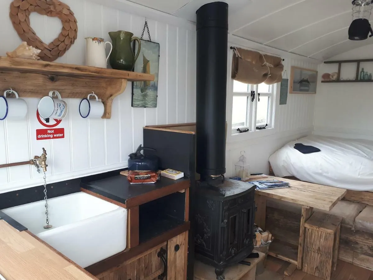 Meadowbeck - Shepherd Huts Fylingdales 0*,